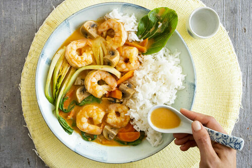 Rotes Curry mit Tigergarnelen mit Pak Choi und Jasminreis