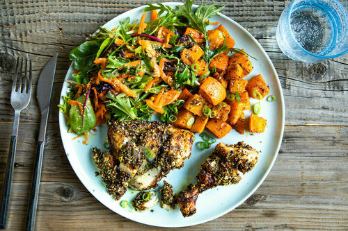 Hähnchenschenkel mit Kürbiskernkruste dazu Ofenkürbis und bunter Salat