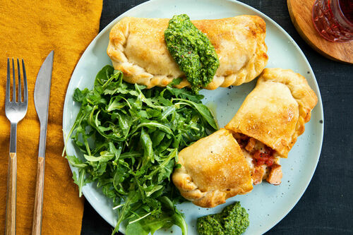 Calzone mit geräuchertem Huhn dazu Rucolapesto und -salat