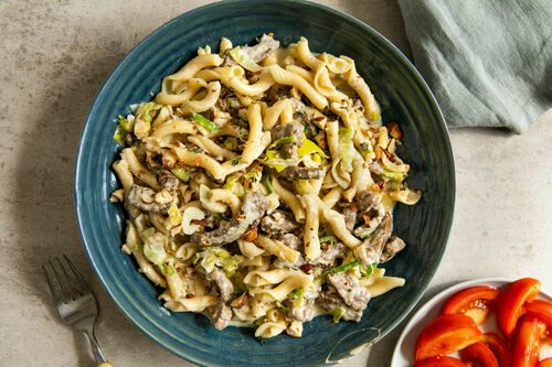 Cremige Rindfleisch-Pasta mit Nüssen dazu Tomatensalat