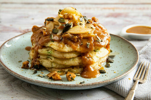 Vegane Zucchini-Pfannkuchen mit Birne und Erdnuss-Ahornsirup-Sauce