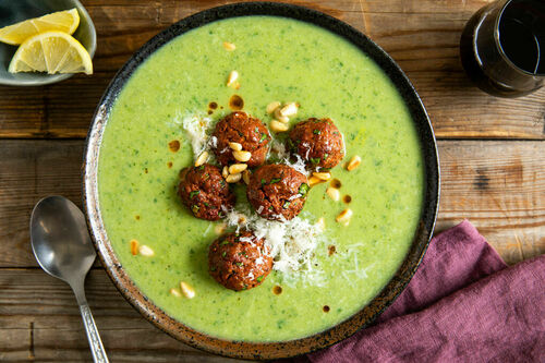 Brokkolisuppe mit Schweinehackbällchen mit frischen Kräutern und Pinienkernen