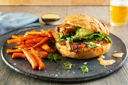 Kimchi-Speck-Burger & Karottenpommes mit Koriander-Mayo-Dip