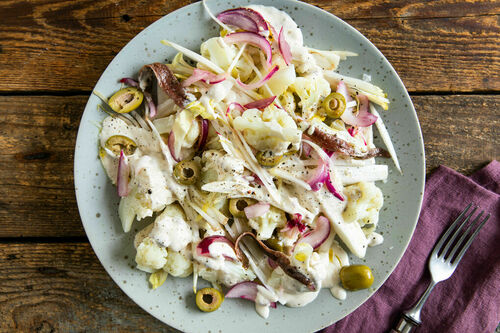 Sardellen-Blumenkohl-Salat Low Carb mit Crème fraîche und Oliven
