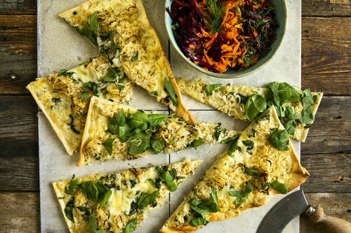 Sauerkraut-Spinat-Flammkuchen mit Rote-Bete-Karotten-Salat