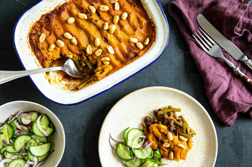 Süßkartoffel-Bohnen-Auflauf vegan mit Gurken-Zwiebel-Salat