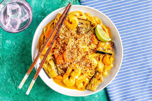 Gelbes Garnelencurry Thai-Style mit Tagliatelle, Auberginen und Kokosraspel