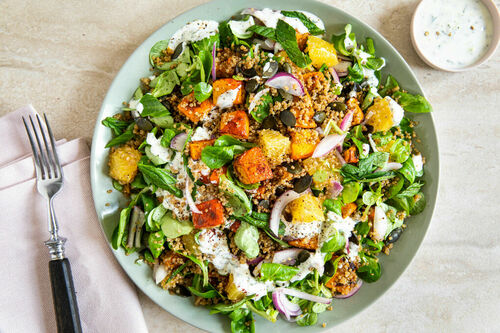 Quinoa-Orangen-Salat mit Kürbis mit Feldsalat und Joghurtdressing
