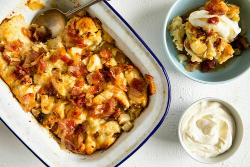 Süßer Brotpudding mit Birne und Bacon serviert mit Joghurt