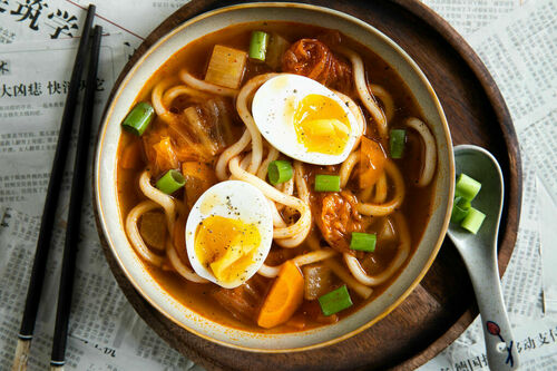 Koreanische Nudelsuppe mit Kimchi & Ei mit Rettich und frischen Udon-Nudeln