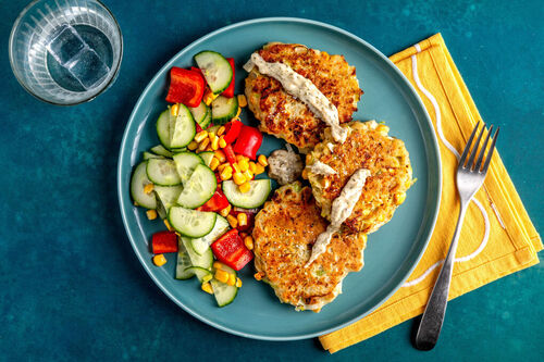 Vegane Lauch-Mais-Bratlinge dazu Paprika-Gurken-Salat und Dip