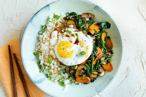 Schnelle Gemüsepfanne mit Spiegelei asiatisch gewürzt mit Sushireis