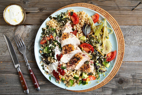 Za’atar-Hähnchen mit Joghurt auf Perlencouscous mit gebackenem Fenchel