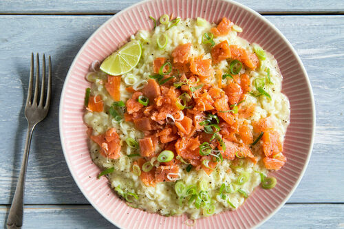 Pastinaken-Risotto mit Räucherlachs mit Lauchzwiebel und Limette
