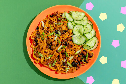 Frische Udon-Nudeln in Erdnusssauce mit Auberginen und Gurkensalat