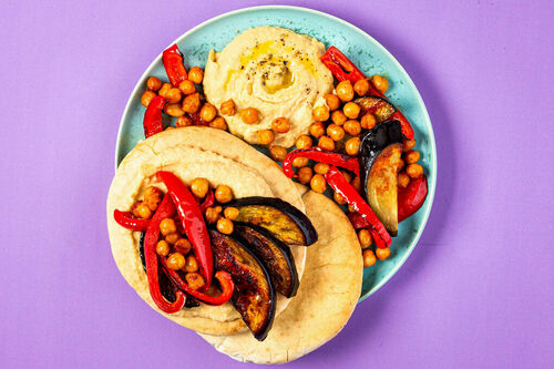 Sandwich mit pikantem Röstgemüse mit Miso-Hummus und koreanischer Chili-Note