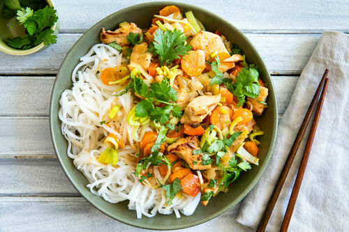 Vietnamesische Hähnchenpfanne mit Tamarinden-Gemüse und Reisnudeln