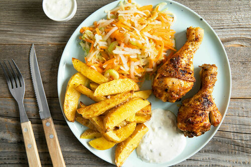 Drumsticks mit Blauschimmel-Joghurt-Dip dazu Kartoffeln und Apfel-Karotten-Salat