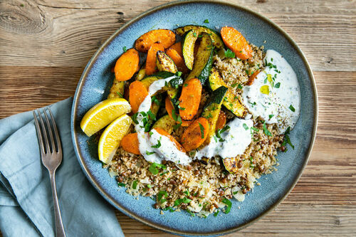 Couscous-Pilaw mit Schawarma-Gemüse und Joghurtsauce