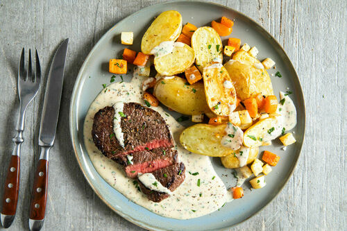 Thymian-Rindersteak mit Petersiliensauce und karamellisiertem Ofengemüse