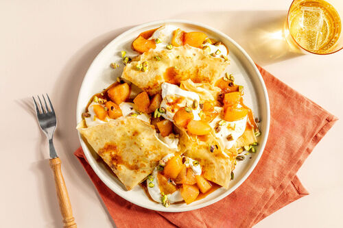 Crêpes mit Birnenkompott serviert mit Crème fraîche und Pistazien