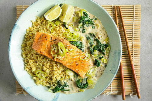 Pochierter Lachs in Kokosmilch dazu Bulgur mit Curry und Spinat