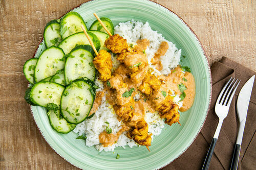 Putensatay mit Jasminreis und asiatischem Gurkensalat