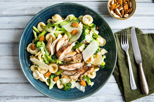 Knusprig-zartes Hähnchen mit Mandeln auf cremiger Pasta mit Brokkoli
