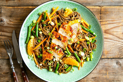 Würziges Hähnchen auf Sobanudeln mit Orange und grünen Bohnen
