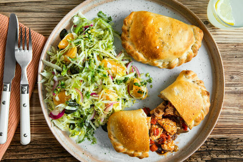 Empanadas mit Hähnchen und Rosinen dazu Salat mit Mandarine und Koriander