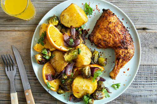 Hähnchenschenkel spanische Art mit fruchtigem Kartoffel-Rosenkohl-Gemüse