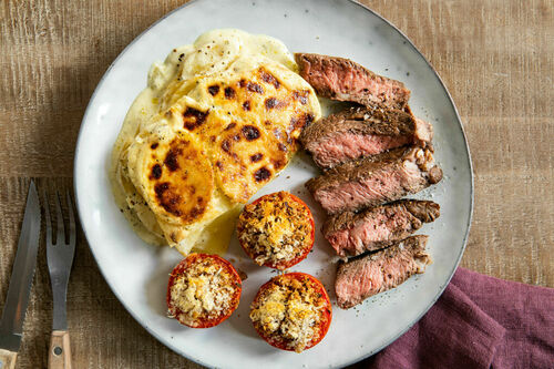 Rindersteak mit Kartoffelgratin und provenzalischen Ofentomaten