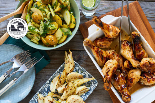 Krosse Hähnchenkeulen in Honig-Senf-Sauce mit Kartoffel-Salat