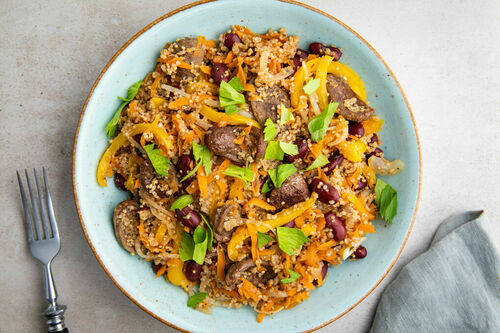 Kreolische Quinoapfanne mit Rindswurst und Paprika-Bohnen-Gemüse