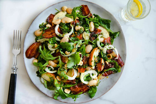 Salat de luxe mit Fenchel und Speck mit Nüssen und Aprikosen-Estragon-Dressing