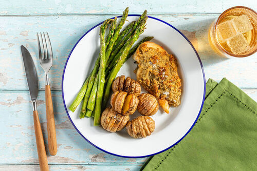 Bio-Hähnchen mit würzigem Bröseltopping dazu grüner Spargel und Hasselback-Kartoffeln