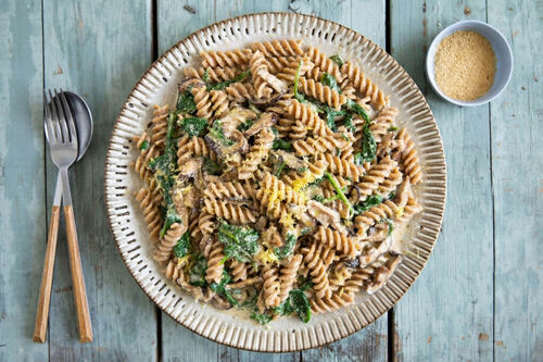 Vollkornpasta mit Shiitake und Spinat in veganer Miso-Cashew-Sauce