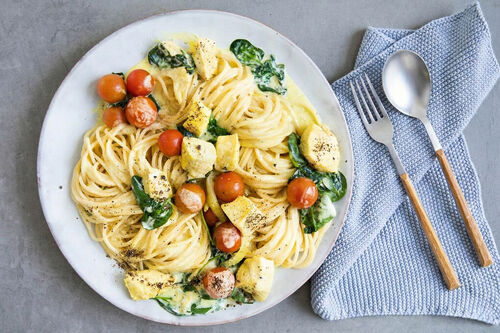 Spaghetti mit zarter Hähnchenbrust in cremiger Safran-Spinat-Sauce