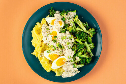 Zartes Ei an geröstetem Gemüse auf Kartoffelpüree mit würziger Sauce