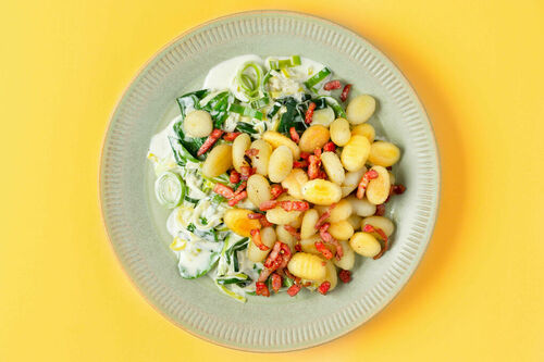 Pfannengnocchi mit Limette und Speck dazu cremiges Lauch-Spinat-Gemüse