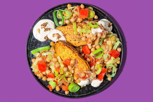 Süßkartoffel mit Kichererbsenpfanne dazu griechischer Dip und Röstzwiebeln