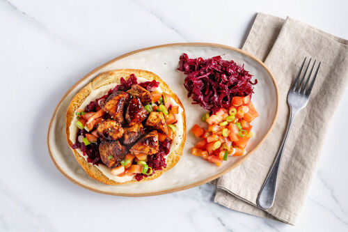 Tandoori-Hähnchen mit Rote-Bete-Relish auf Tomatensalat und knuspriger Bazlama