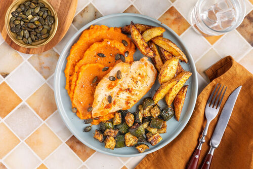 Hähnchen mit würzigem Ofengemüse und einem Püree aus gerösteten Karotten