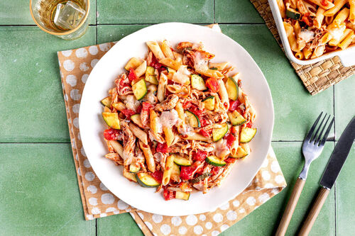 Pasta-Zucchini-Auflauf mit Pulled Chicken aromatisch-fein mit Tomaten und Salbei