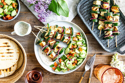 RS Bunte Grillkäsespieße mit Tomaten-Gurken-Salat und Vollkornpitabrot