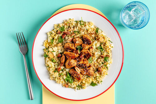 Würzige Hähnchenwürfel auf Blumenkohl-Bulgur-Taboulé mit Petersilie