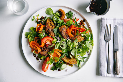 Hähnchen-Fitness-Salat mit Karotten und Kräutervinaigrette