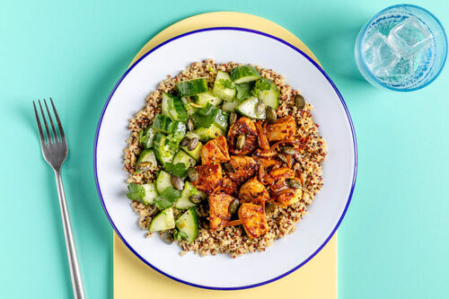 Würziges Hähnchen an Quinoa mit frischem Koriander-Gurken-Salat