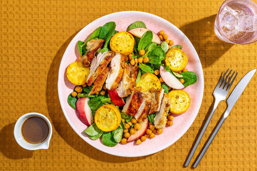 Sommersalat mit Bio-Hähnchen & Nektarine mit Kichererbsen & gelber Zucchini