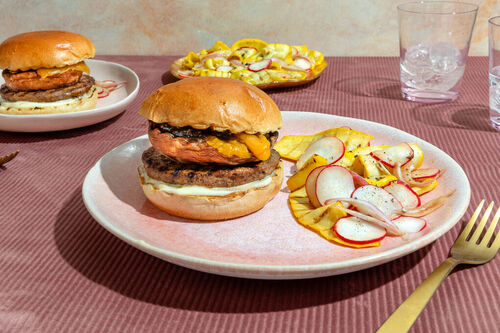 Bio-Rindfleischburger mit Cheddar-Portobellos dazu gegrillter Zucchini-Radieschen-Salat
